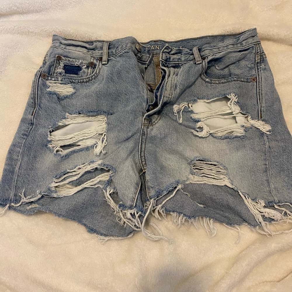 American Eagle Light Wash ‘90s Boyfriend Short